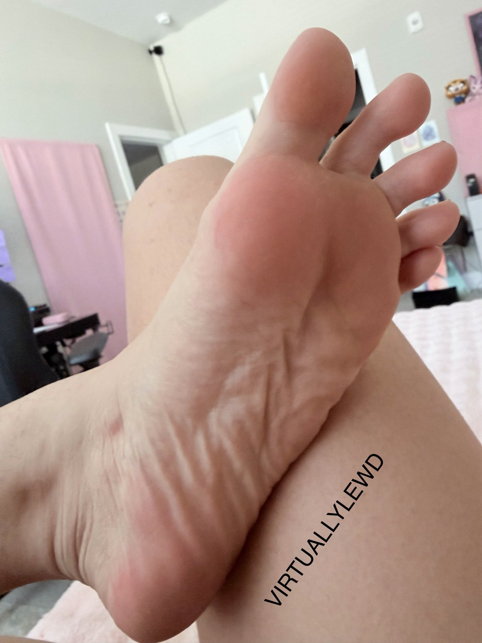 I’m fricking losing it I can’t post anything without it being marked as sensitive content no matter how censored it is I am sorry for my sins, I have changed X. I’m a new person, I’ve reformed. I have seen the light. (I haven’t) What about feet? IS THIS ACCEPTABLE? https://t.co/cizTgIbpkH