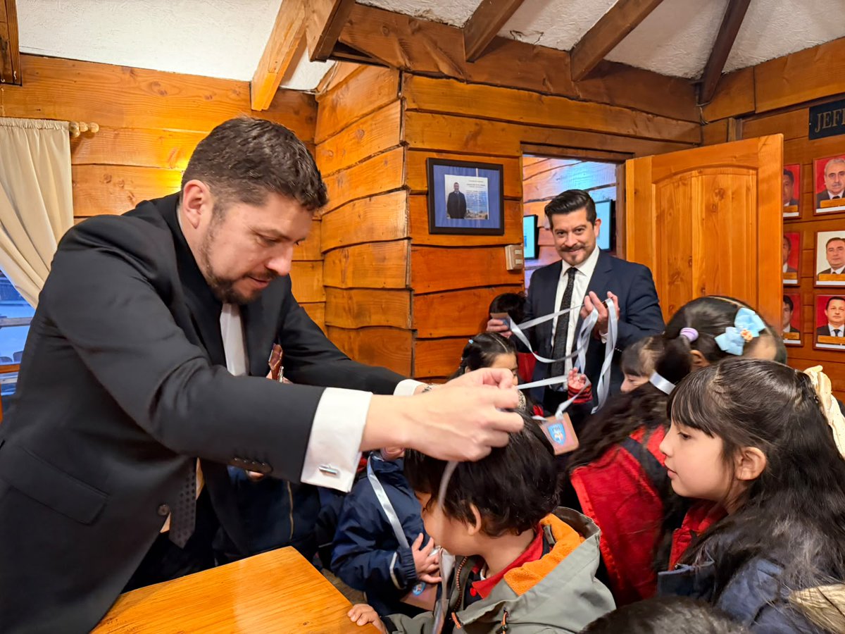 PDI_Aysen's tweet photo. Detectives de #Aysén recibieron a estudiantes de 1° año básico del Colegio Sagrada Familia en el Complejo Policial #Aysén, desarrollando una jornada educativa orientada a fortalecer los vínculos con la comunidad escolar y acercar la labor investigativa.
#93AñosPDI
#AniversarioPDI https://t.co/uzfR1zRX6R