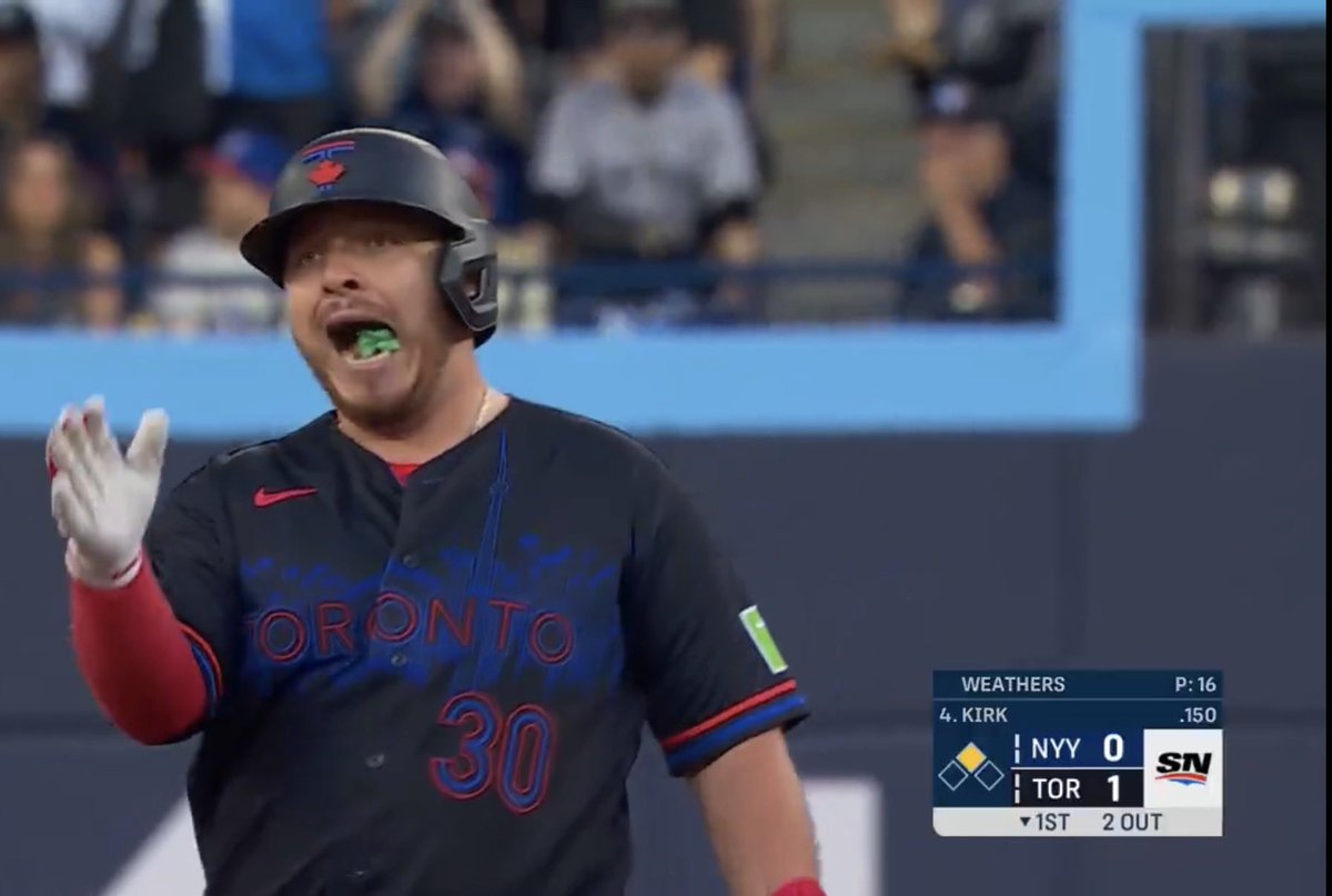 Hairyhippo758's tweet photo. @JohnnyGiunta_ unreal amount of gum for the captian https://t.co/wqTW3G1RkN