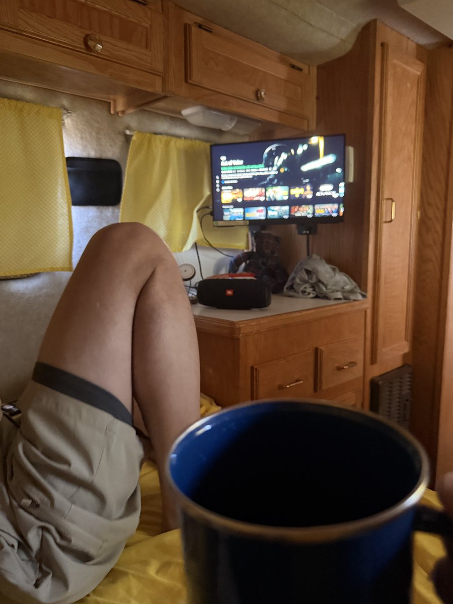 JChunking's tweet photo. お隣はうちのキャンパーのcompetitor Casita さんほぼ同じサイズ．．．暑いのでプールに浸かり　今ワイン🍷呑みつつエアコンきいたキャンパーで映画観る https://t.co/v2BLpCdfHn