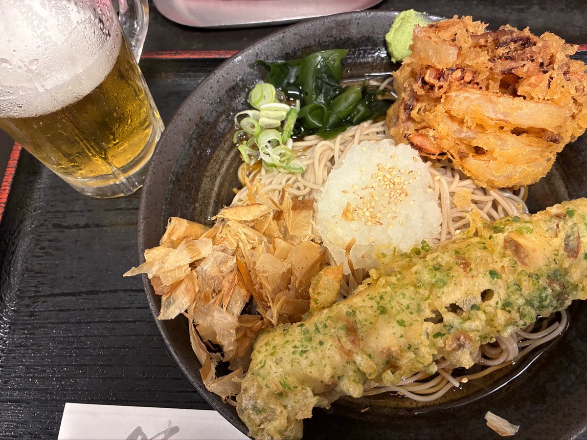 de_girigiri's tweet photo. 西新井の『そばの陣』さんで生🍺と
大盛り冷やしおろしそば、ゲソ玉葱天&amp;竹輪天を
とってもとってもとっても美味しく頂きました😋😋😋

秒で出てくる生🍺は
"エリートヤンキー三郎"価格っす🥳😘🤣
#そばの陣 https://t.co/Zg84apGBRJ