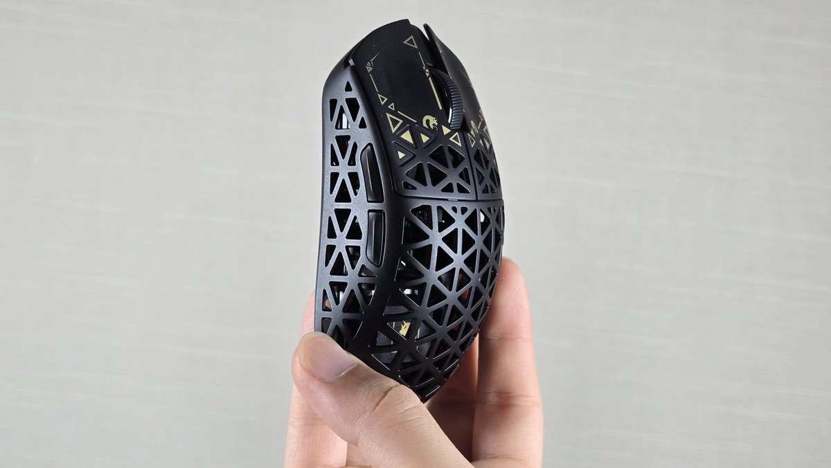 deskmodelsite's tweet photo. 一旦手持ちの製品などを投稿していきます！
記念すべき1台目はこちら！
「MAMBASNAKE M5 Ultra」
ブラック×ゴールドの配色が非常に良く使い心地が最高なマウスです！
カーボンファイバー筐体で重量わずか45g https://t.co/z8dUr7xs9K