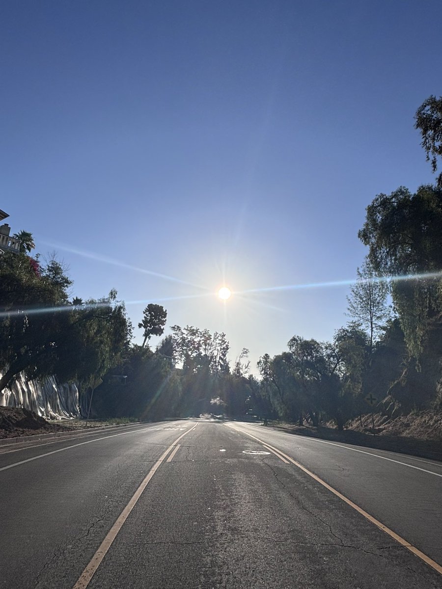 dalehauskins's tweet photo. @RickDickertWX Early Friday morning walk on this sun-soak day on Dumetz and Campo, by #PicoRivera @PicoRiveraCity native Dale, in #WoodlandHills originally called Girard in #SanFernandoValley.
#Calabasas #VanNuys #TopangaCanyon #LosAngeles #thousandoaks #socal #SouthernCalifornia https://t.co/MhOS3ixA3i