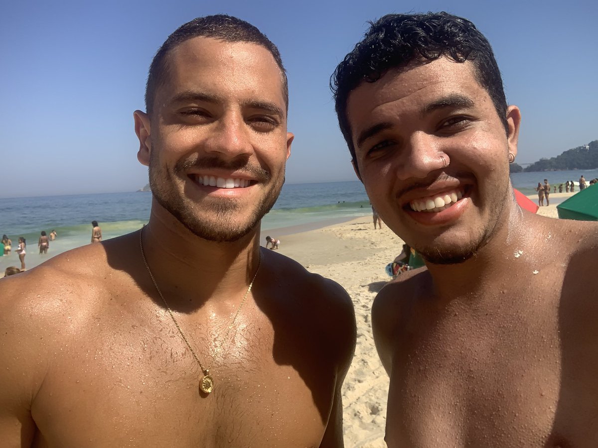 kevintuita's tweet photo. Eu e o casal mais BONITO desse planeta!

@jadepicon @andrelamoglia ❤️ https://t.co/vJTta7vOHr
