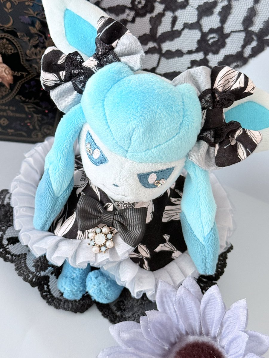 ppp__chaan's tweet photo. 1ヶ月ぶり？くらいかな
つららちゃんにお洋服つくったよ

完全に私好みなデザイン🖤🩵

(リボン曲がってるの気になる…) https://t.co/wxAX1qlcUM