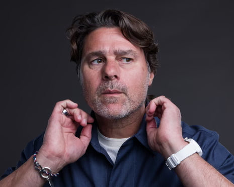 futboltrotters's tweet photo. Vivir en USA te chupa todo rasgo identitario y te transforma en un yankee promedio. Pochettino hoy parece el viejo quarterback estrella de la prepa de Jasper, Arkansas. Tenía futuro de NFL pero se jodió la espalda y ahora es dueño de un bar en donde toca con su banda country. https://t.co/CPWD59SIF3