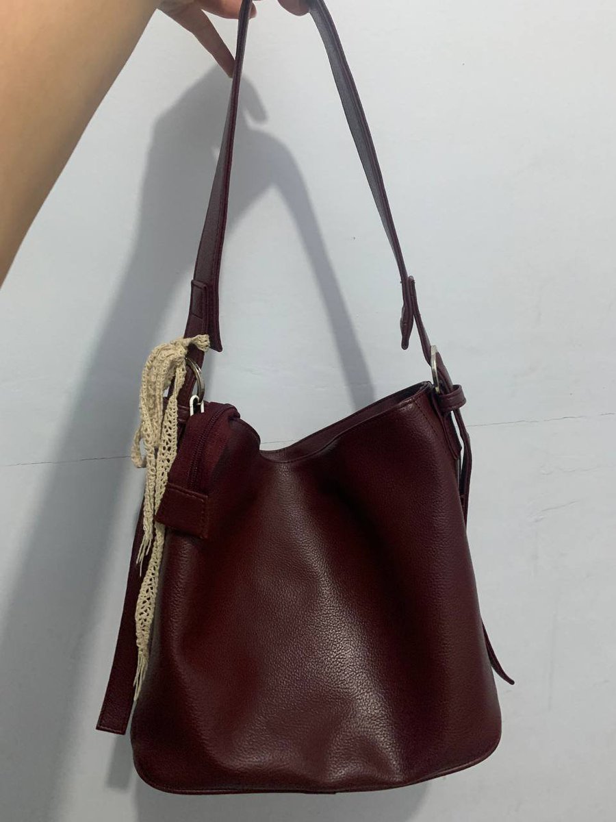 kilauronna's tweet photo. wts want to sell totebag mari tinyblack maroon (55k)

bisa oren, no defect, masih mulus, muat binder b5, buku cetak uk a4, ipad 12inch https://t.co/nzO5LctHfT