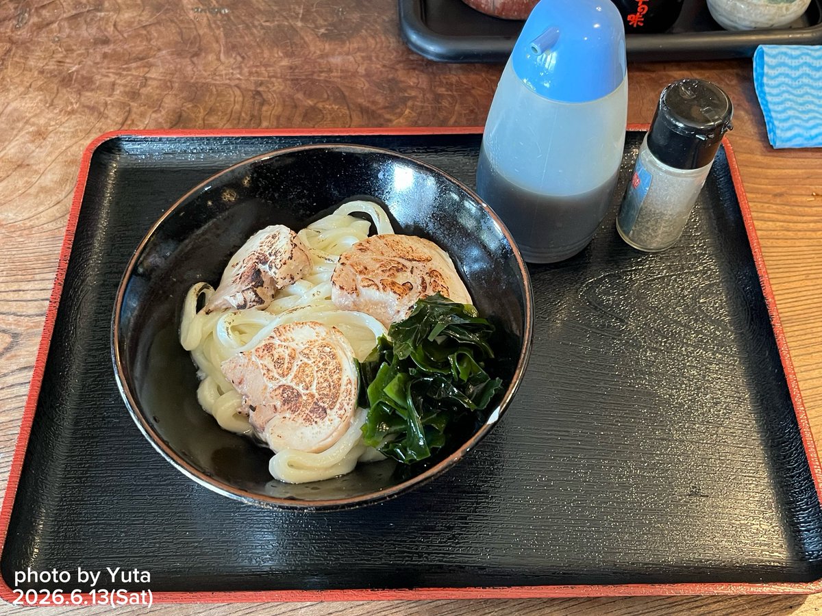 JimnyYuta2023's tweet photo. 香川五食目
ヨコクラうどんさん
鶏チャー葱油炙りうどん小
ごちそうさまでした😋🙏
お店の外に自販機もあった笑
#yuta旅2026
#飯テロ
#yutameshi
#iPhonecamera https://t.co/82dWrQc3Lb