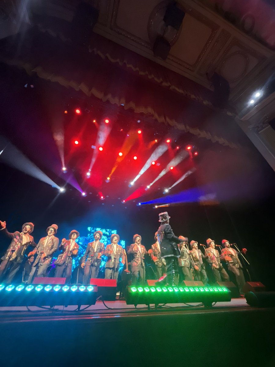 IvanBuela98's tweet photo. Volví a ver “Celebrar: la murga en filarmónica”. Un espectáculo impresionante e imprescindible para todos los que amamos este género tan maravilloso. La magia de Pitufo Lombardo con un coro extraordinario, un actor genial y una orquesta de otro planeta. Altamente recomendable. https://t.co/Tu5mOJv6v7