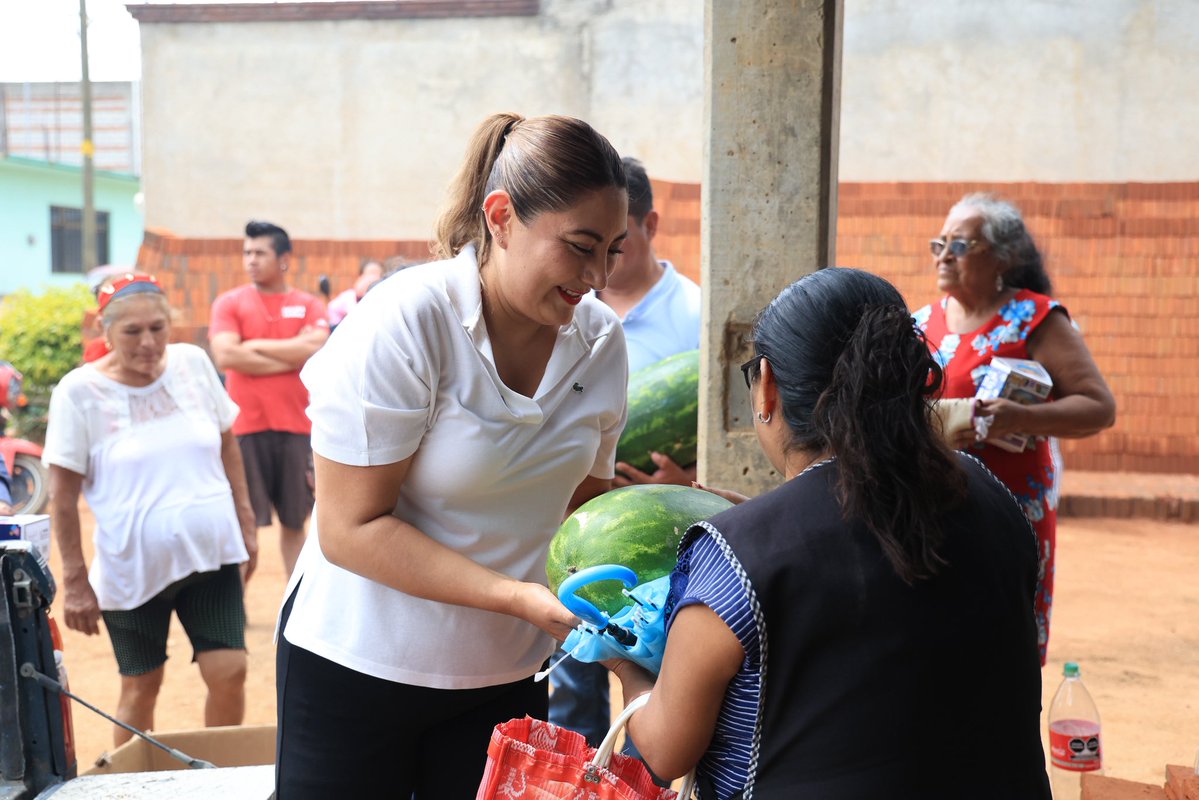 DanielaTaurinoo's tweet photo. Regresamos al Sector Pinos en #SantaLucíaDelCamino para compartir productos del campo oaxaqueño, también entregamos detalles a niñas y niños.
Estamos en territorio #DistritoXII, para que la “cercanía” y la “escucha” no sean términos vacíos, si no prácticas comunes que encaminen nuestra labor legislativa.
#DanielaTaurino #DT #Oaxaca