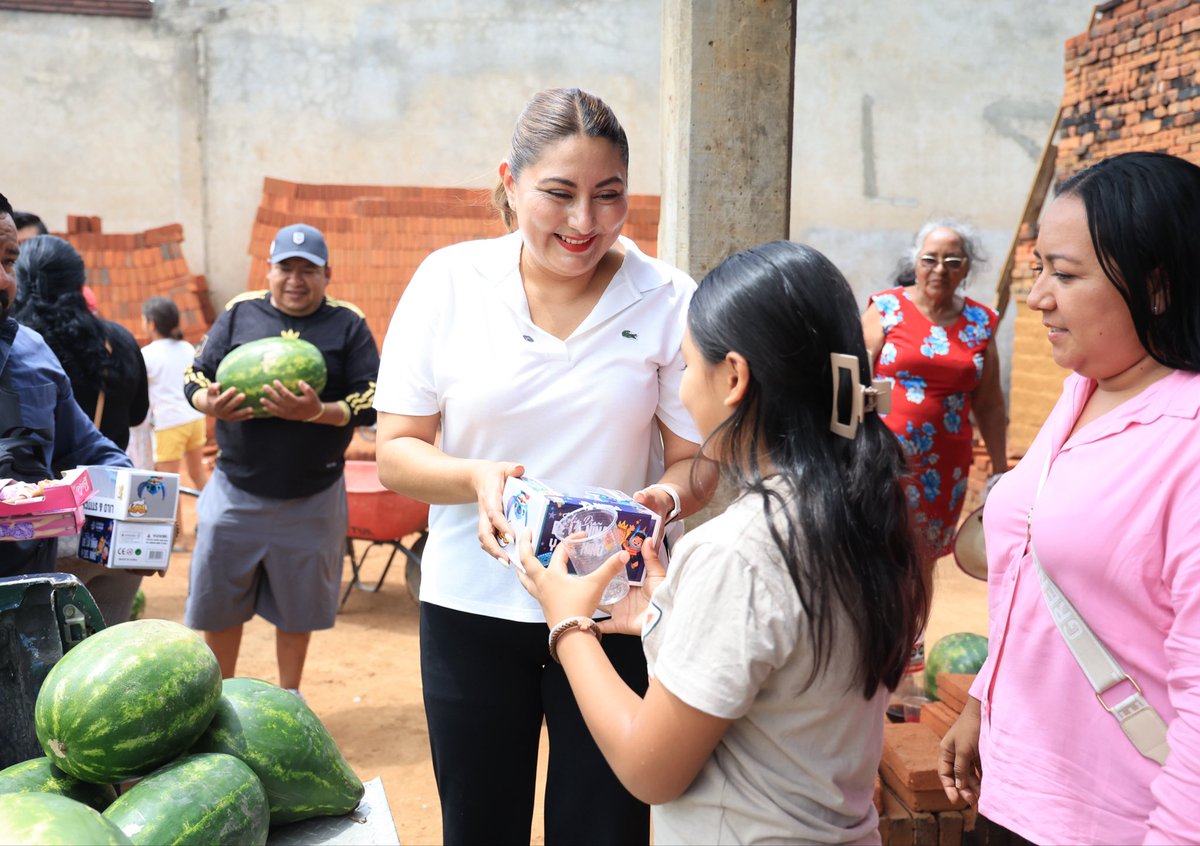 DanielaTaurinoo's tweet photo. Regresamos al Sector Pinos en #SantaLucíaDelCamino para compartir productos del campo oaxaqueño, también entregamos detalles a niñas y niños.
Estamos en territorio #DistritoXII, para que la “cercanía” y la “escucha” no sean términos vacíos, si no prácticas comunes que encaminen nuestra labor legislativa.
#DanielaTaurino #DT #Oaxaca