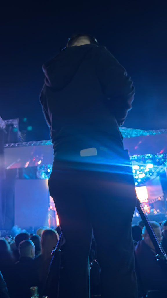 raquelSpanicfan's tweet photo. Só 
Filmando no show do @luansantana  sendo arrogando-te com todo mundo. 
Todo mundo ao redor reclamando, decidimos em mais 2000 pessoais em não vaiar só em Londrina #LuanSantanta #brasil #Londrina #Viral https://t.co/hWPiHljc0t