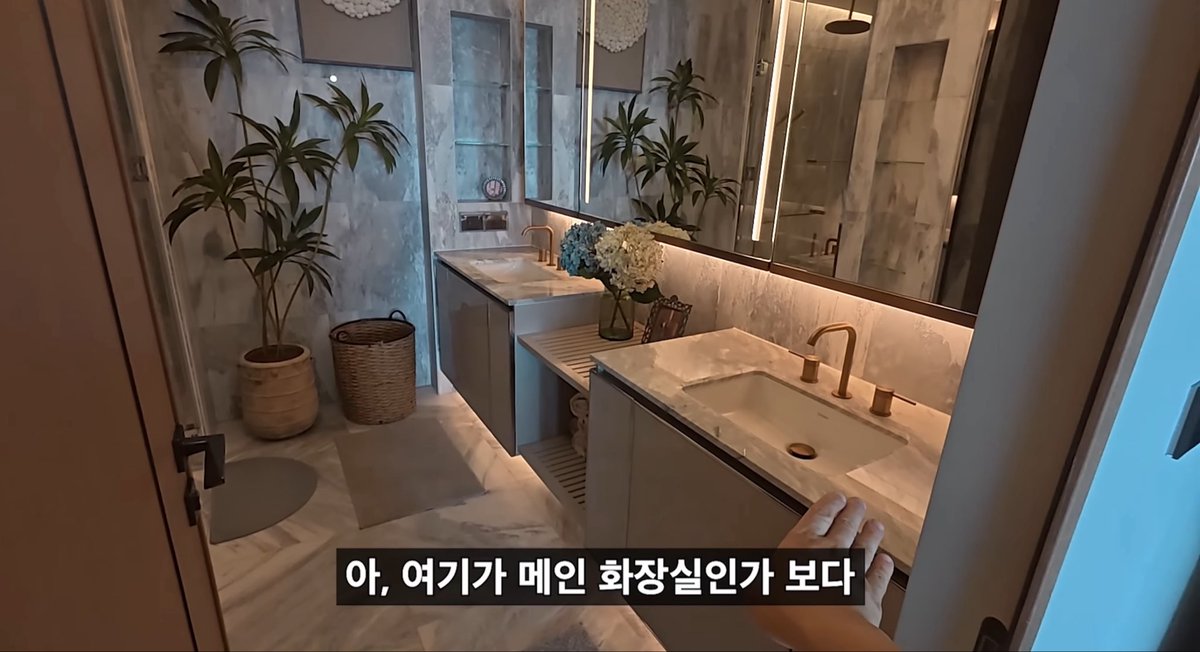 ceolmh3's tweet photo. 베트남 호치민 부촌 아파트 32평 600억동(34억)
월세는 무려 500만원 ㄷㄷ

베트남 하면 가성비 여행지로만 알고있었는데 
그안에서도 부촌의 아파트는 정말 비싸군요
로비가 아파트보다는 호텔 같은 느낌이네요 
실내는 우리나라 아파트같은 사이즈의 
비슷한 느낌인데 자재가 좋다고는 하네요 

멋진 한강뷰는 아니지만 역시 리버뷰이다보니
비싼 가격에 한몫하는듯 합니다
근데 화장실 인테리어는 예술이네요!

(출처 : 유튜브 희철리즘 )