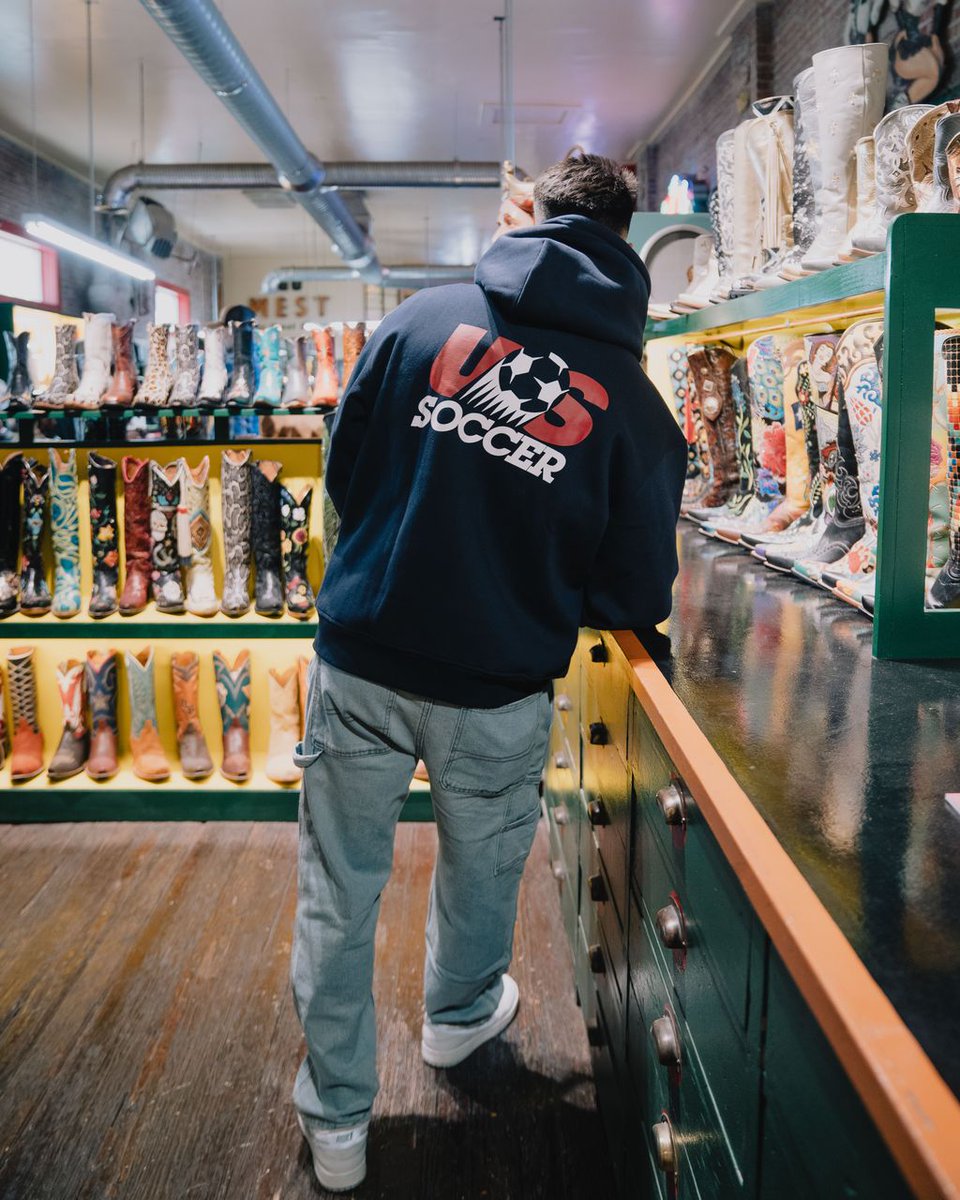 eplocomotivefc's tweet photo. Red. White. Blue.🇺🇸
Gear up for match day with official U.S. National Team merchandise, available now in-store and online. 
➡ https://t.co/eaCex2s7Cx 

#VamosLocos #VamosElPaso https://t.co/bb2msv7Hb9