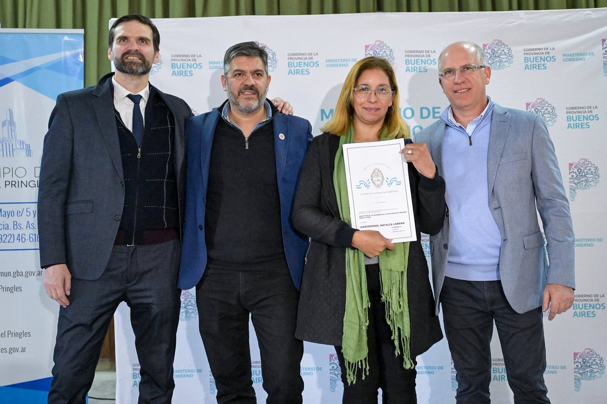 LaSextaConAxel's tweet photo. El ministro @Carli_Bianco visitó Coronel Pringles en el marco de diversas iniciativas de la @BAProvincia:

☑️Ampliación del Centro Universitario con #PUENTES
☑️Entrega de computadoras del #ConectarIgualdadBonaerense
☑️181 nuevas escrituras a través de #MiEscrituraMiCasa https://t.co/Wg5zUaI6UV