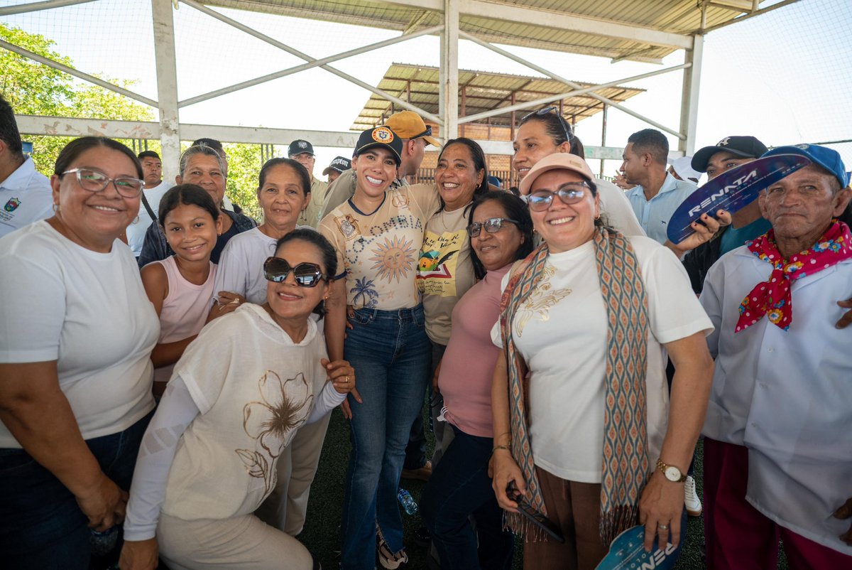 CarinaMurciaY's tweet photo. Hay lugares donde por años la conectividad parecía imposible. Comunidades construidas sobre el agua, alejadas de los grandes centros urbanos, que durante décadas esperaron las mismas oportunidades que el resto del país.
 
Hoy, desde los palafitos del Magdalena, confirmamos que la tecnología sí pudo llegar donde antes parecía no hacerlo, gracias al gobierno del presidente @PetroGustavo.
 
Gracias al trabajo conjunto entre el Ministerio TIC y @RENATAColombia, hoy conectamos a las comunidades de Remolino, Ciénaga, Pueblo Viejo y Sitio Nuevo, incluyendo los pueblos palafitos de Buenavista y Nueva Venecia. Hilo. 🧵
 
#ConectandoTerritorios