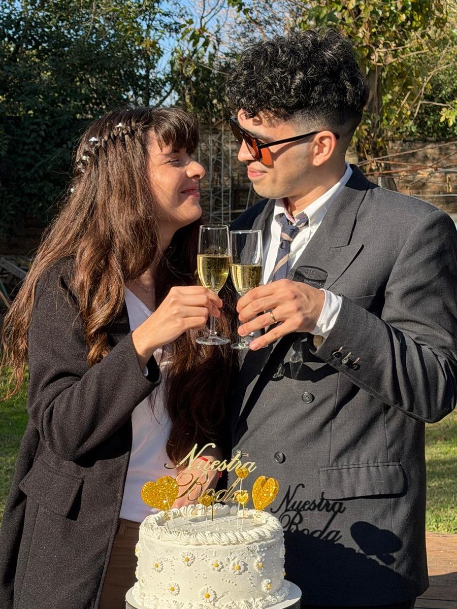 thRedShues's tweet photo. ˖°🎐ও⋮ ｡ Well guys, I'm newly married and I wanted to share my happiness with you, even though we never exchanged many words. https://t.co/lWeCz9cora