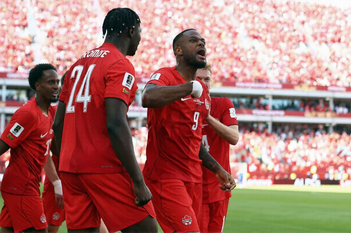 24_morelos's tweet photo. ¡GOOOOOOOL DE CANADÁ! 🇨🇦
Impacto inmediato desde el banquillo. Apenas dos minutos después de ingresar al terreno de juego, #Cyle #Larin apareció para cambiar el rumbo del partido.
El #delantero recibió el balón dentro del área, ganó la posición ante su marcador, se dio media vuelta y sacó un potente derechazo pegado al poste izquierdo. El arquero #Nikola Vasilj se lanzó, pero nada pudo hacer ante la colocación y potencia del disparo.
¡#Canadá encuentra el premio a su insistencia y empata el encuentro!