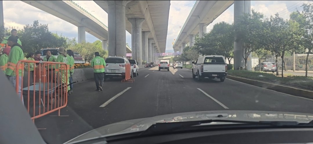 Cocolesi's tweet photo. @ClaraBrugadaM @SOBSECDMX a quién se le ocurre en horas de mayor afluencia vehicular y en viernes, instruir a su personal para que coloquen plantas en las jardineras que dividen el Periférico Sur. El tráfico está imposible debido al cierre por varios kilómetros de carril de alta. https://t.co/haoSwKXubx
