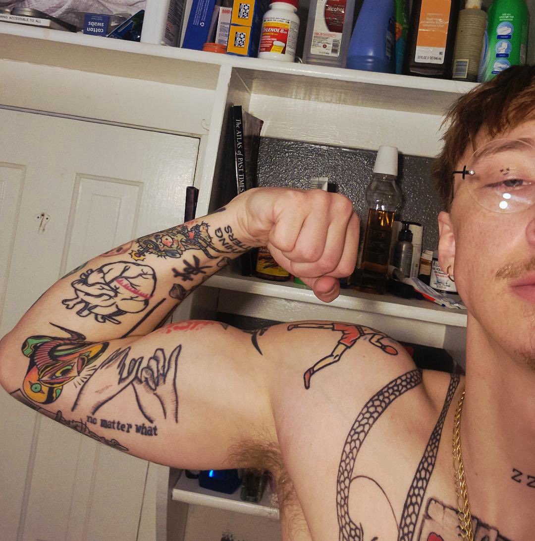 _softb0nes's tweet photo. me: send bicep pics 
my bf: 💪🏻😎 https://t.co/icvibSxcY0