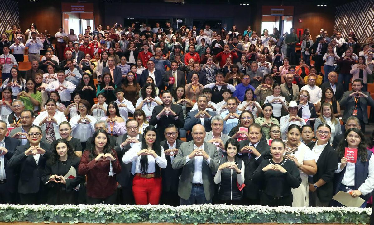 SedetraGobPue's tweet photo. La protección de nuestras niñas, niños y adolescentes es una responsabilidad compartida y una prioridad para construir un Puebla con más bienestar, oportunidades y justicia social. En el marco del Día Mundial Contra el Trabajo Infantil, nos sumamos a una agenda de reflexión y acción que coloca al centro el derecho de la infancia a crecer, aprender y desarrollar plenamente su potencial. 🧒🏽📚
Por instrucción del gobernador @armentapuebla_, impulsamos acciones alineadas con la visión humanista del Gobierno de México y en coordinación con la OIT, el STIRT, @SICOM y diversas instituciones para fortalecer la prevención y erradicación del trabajo infantil. Nuestro titular @VictorGabCh participó en esta conmemoración y acompañó el arranque de una campaña masiva de difusión en medios y estaciones de radio nacionales y locales, además de contenidos en lenguas indígenas para ampliar el alcance del mensaje. 📻
Con la campaña “Saca la tarjeta roja al trabajo infantil”, fortalecemos la conciencia colectiva y promovemos entornos donde cada niña, niño y adolescente tenga acceso a educación, protección y mejores oportunidades. Porque cuidar el presente de nuestra niñez también fortalece el futuro económico y social de Puebla. #PorAmorAPuebla@