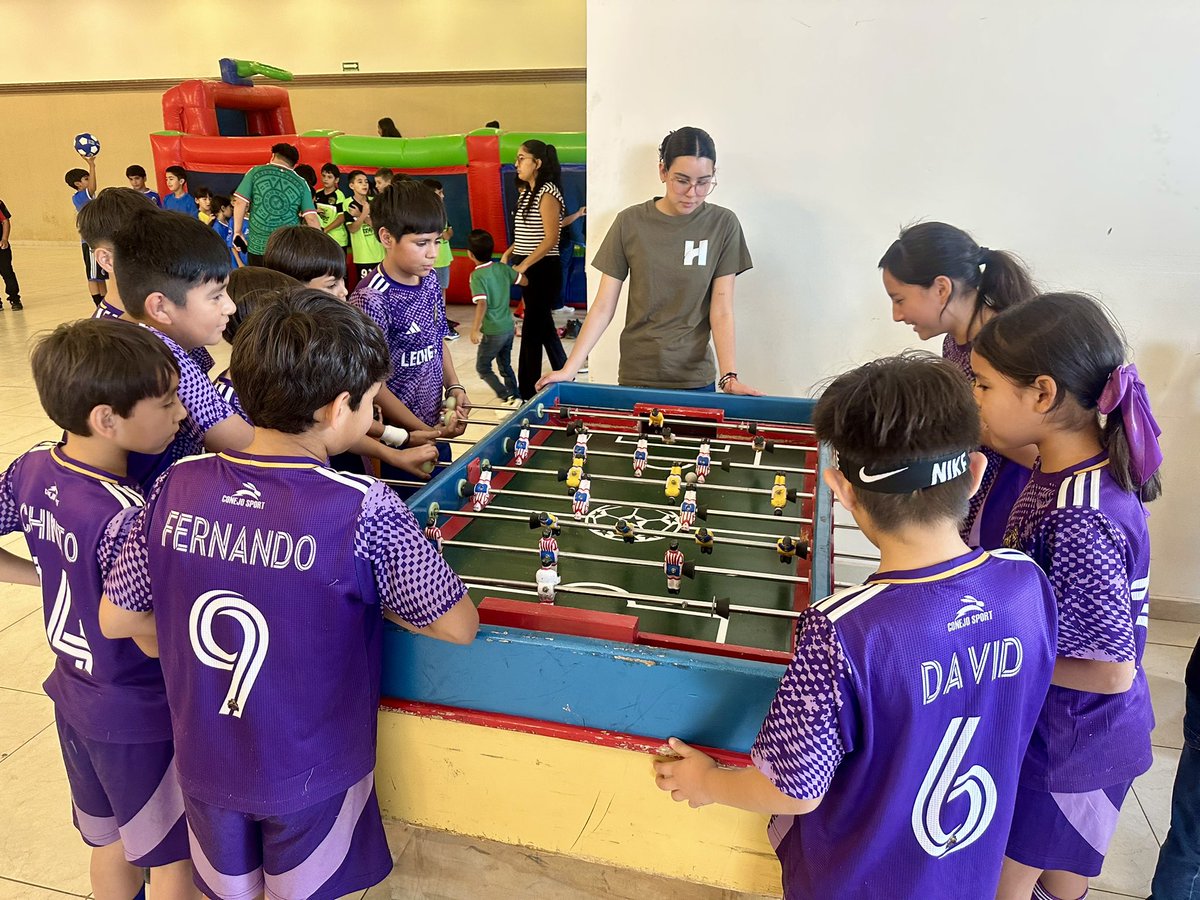 Juventud_HMO's tweet photo. ⚽✨ Arrancó el Mundialito H y las y los Jóvenes H estuvimos presentes en su inauguración.

48 equipos de niñas y niños de Hermosillo demostrarán su talento, pasión y espíritu deportivo en este gran torneo organizado por el @IDH_HMO 

#JóvenesH #IHJ #Futbol #Hermosillo https://t.co/KMeTvw2MyZ