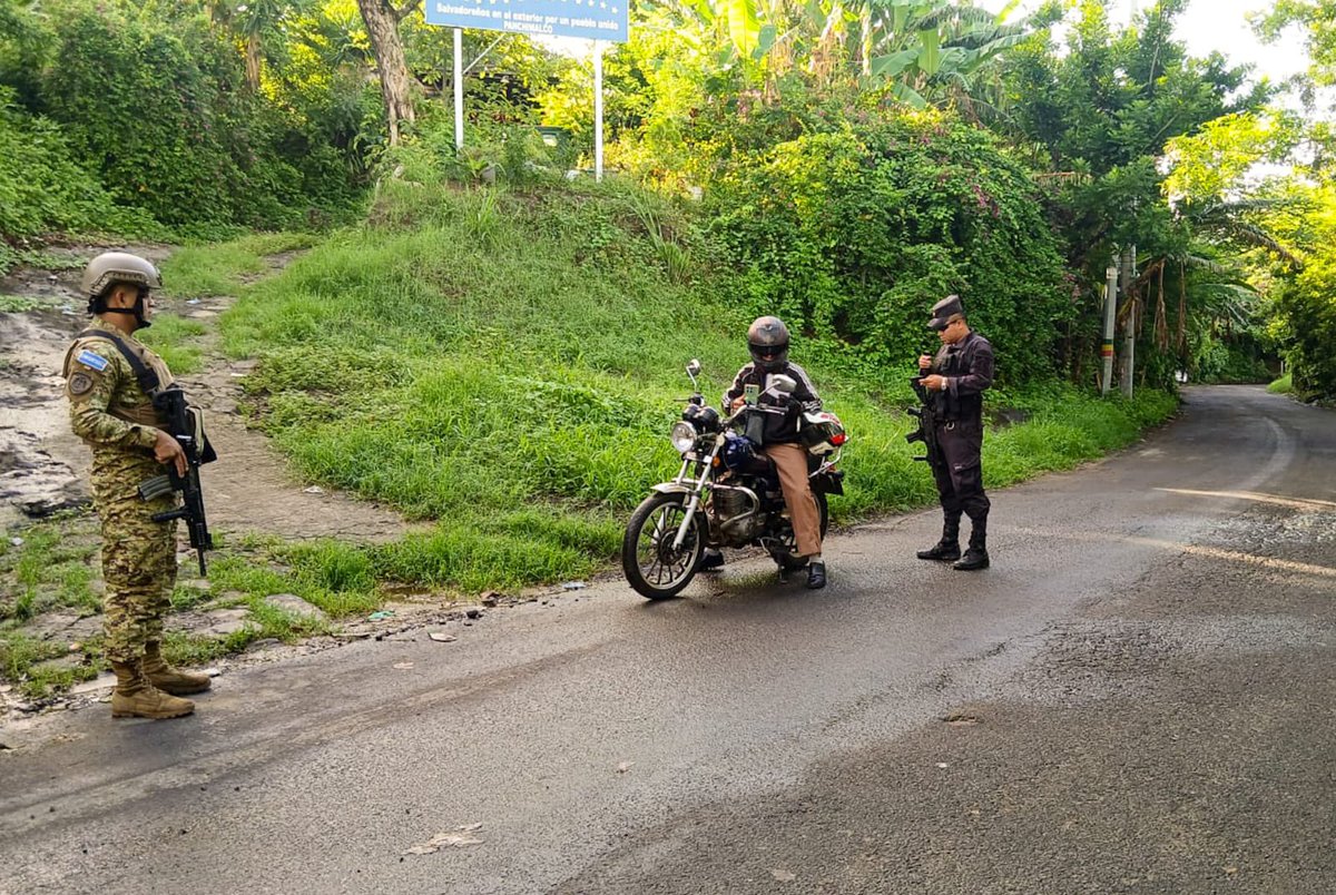 PNCSV's tweet photo. 📍Panchimalco, San Salvador Sur
 
Trabajamos de manera coordinada con elementos de la @FUERZARMADASV para mantener las calles seguras.

Patrullamos zonas urbanas y rurales para garantizar la tranquilidad de la población.

#PlanControlTerritorial https://t.co/oCc4yZWU6r
