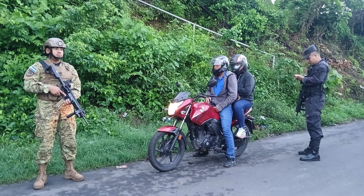 PNCSV's tweet photo. 📍Panchimalco, San Salvador Sur
 
Trabajamos de manera coordinada con elementos de la @FUERZARMADASV para mantener las calles seguras.

Patrullamos zonas urbanas y rurales para garantizar la tranquilidad de la población.

#PlanControlTerritorial https://t.co/oCc4yZWU6r