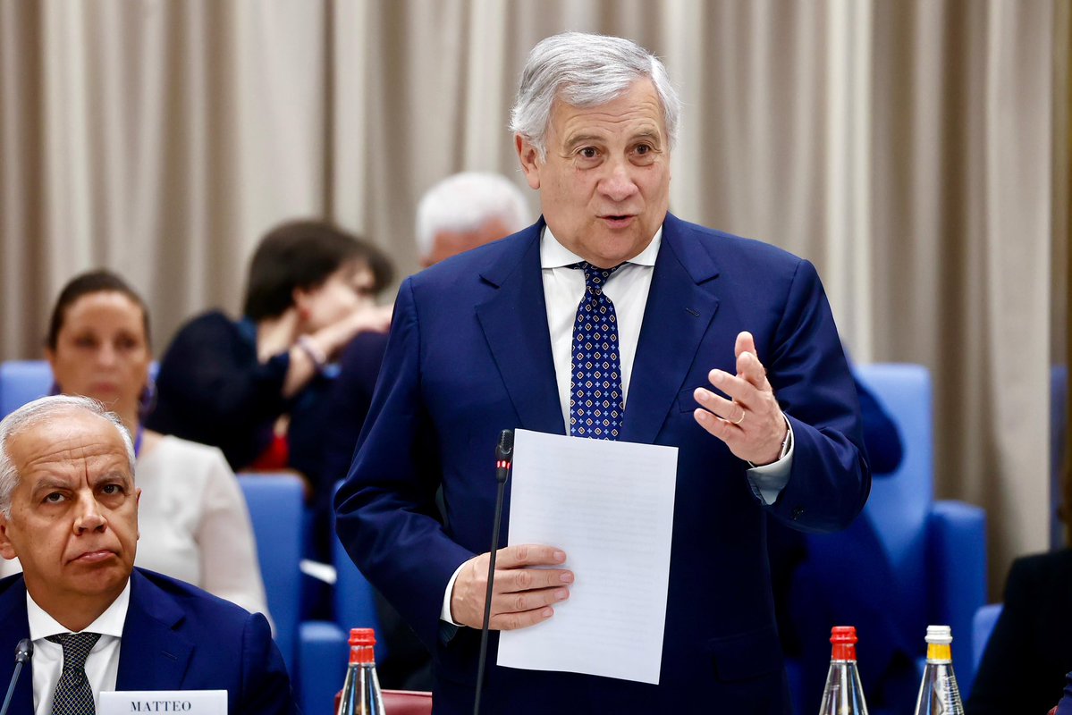 Antonio_Tajani's tweet photo. Oggi alla #Farnesina ho riunito oltre 170 Consoli d’Italia nel mondo per rafforzare i servizi ai più di 7 milioni di italiani all’estero. 
I Consolati sono i nostri “Municipi nel mondo”: vogliamo rafforzare la nostra capacità di assistenza quotidiana.
Da oggi apriamo anche la nuova Sala per i Servizi ai Cittadini, struttura all’avanguardia per l’attività consolare, sempre più strategica per sostenere cittadini, imprese, export, cultura e turismo. 
In questa direzione va anche il nuovo accordo con @ITAAirways, per facilitare i viaggi degli italiani e degli italo-discendenti e rafforzare il legame con le proprie radici.
#ConfConsoli2026
