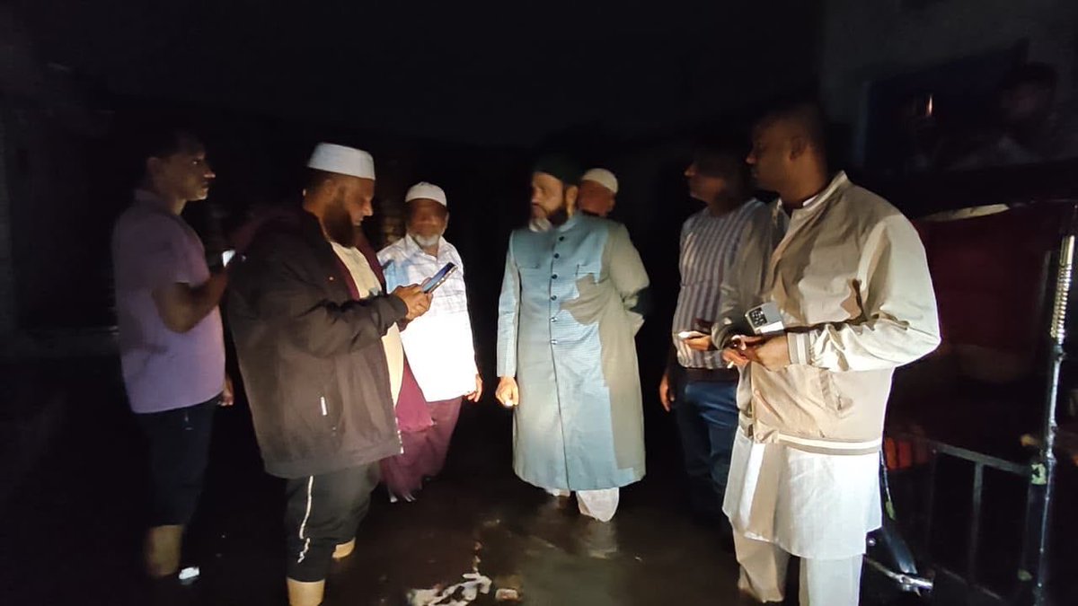 _MirzaRahmath's tweet photo. logging ke masail ko fori taur par door karte hue awaam ko rahat faraham ki jaye.  MLC Sahab ne kaha ke awaami masail ka fori hal AIMIM ki awaleen tarjeeh hai aur kisi bhi hungaami surat-e-haal mein muta’alliqa idare poori musta’idi ke saath apni zimmedariyan ada karein. https://t.co/Tdz2x6hY3H