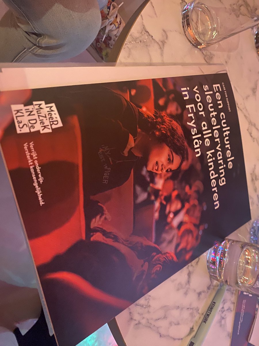 cdkfryslan's tweet photo. Hjoed mei 'Meer #Muziek in de klas' yn #Snits. Bern ùt Fryslân yn de kunde komme litte mei #NNO. #Sneek https://t.co/O6m2Z9kr8z