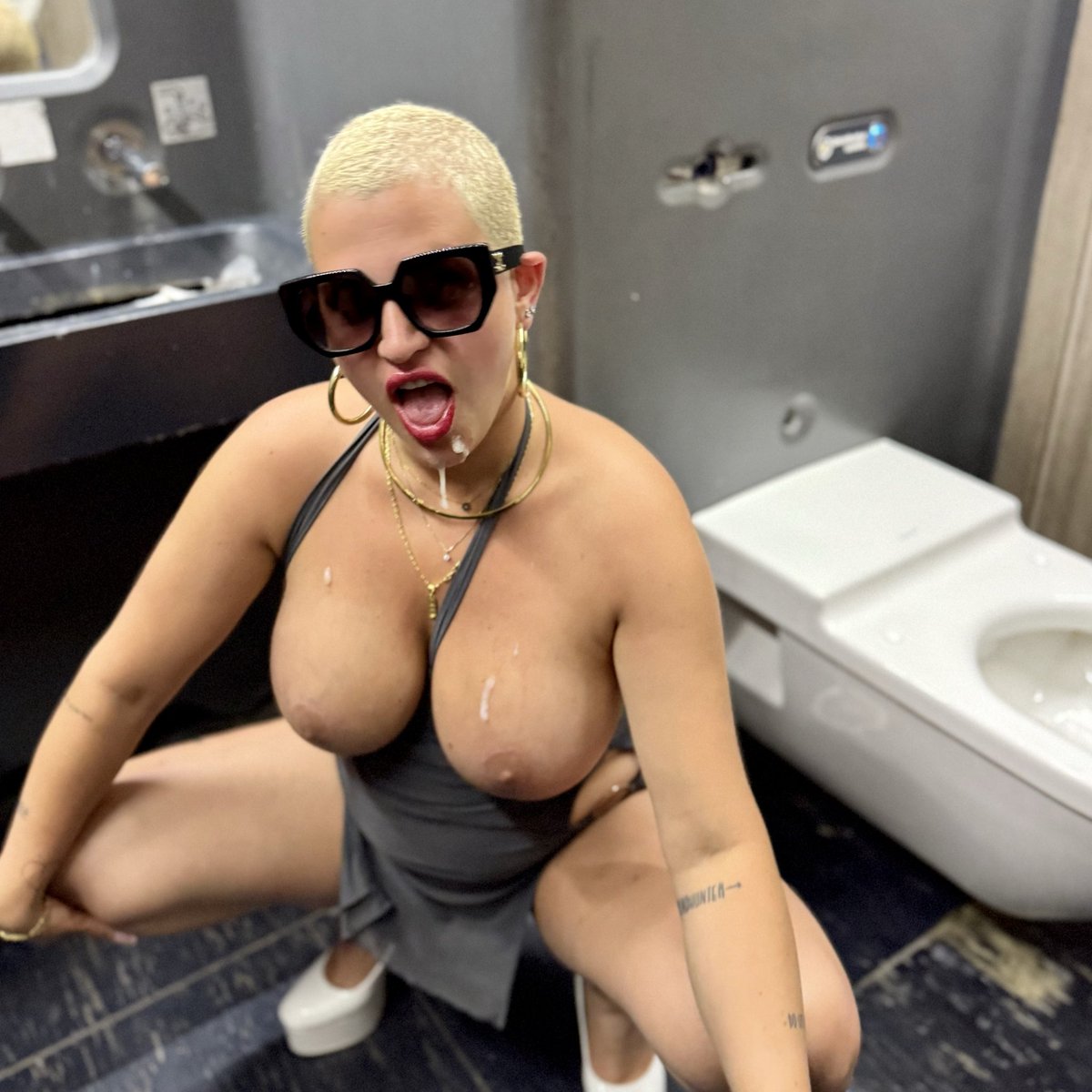 Curvyforblack1's tweet photo. À ma place, dans les chiottes d’une aire de repos. Sans pudeur, sans dignité, et heureuse comme ça. 💋

#Exhib #Exhibition #Flashing #Voyeur #Voyeurisme #Slutwife #Hotwife #Libertine #SansPudeur #SansDignite #AireDeRepos #Autoroute #PublicPlay #RegardezMoi #Libertinage #Cocu https://t.co/X3p0DJPPiC