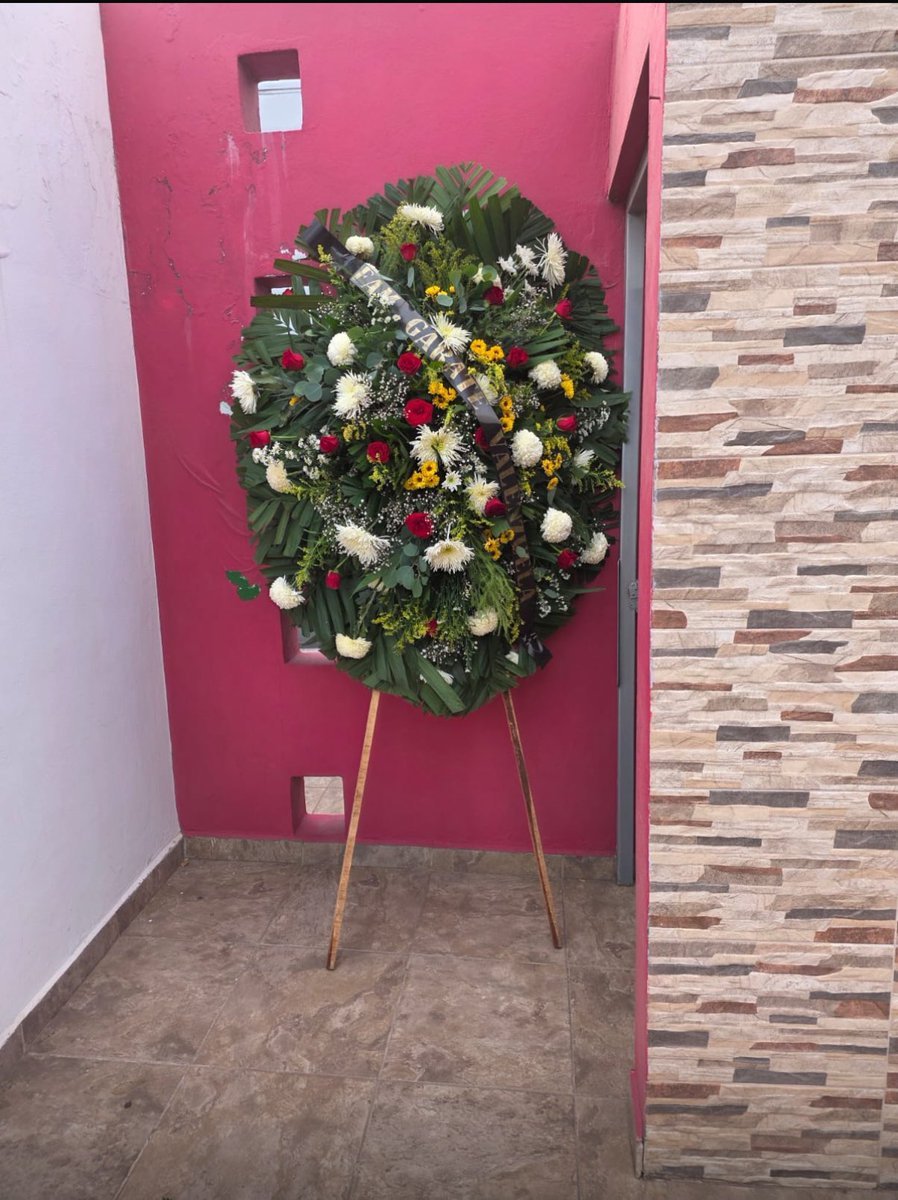noticiasredmx's tweet photo. Mientras a Cuauhtémoc Blanco lo cuida la guardia nacional hasta en un partido de fútbol

A la diputada @PaolaGarateV le dicen que "ahí avise cuando sienta que está en peligro"

Esto después de que dejaran una corona en las puertas de un domicilio familiar

#SomosRedd https://t.co/nCzsjhLFYA