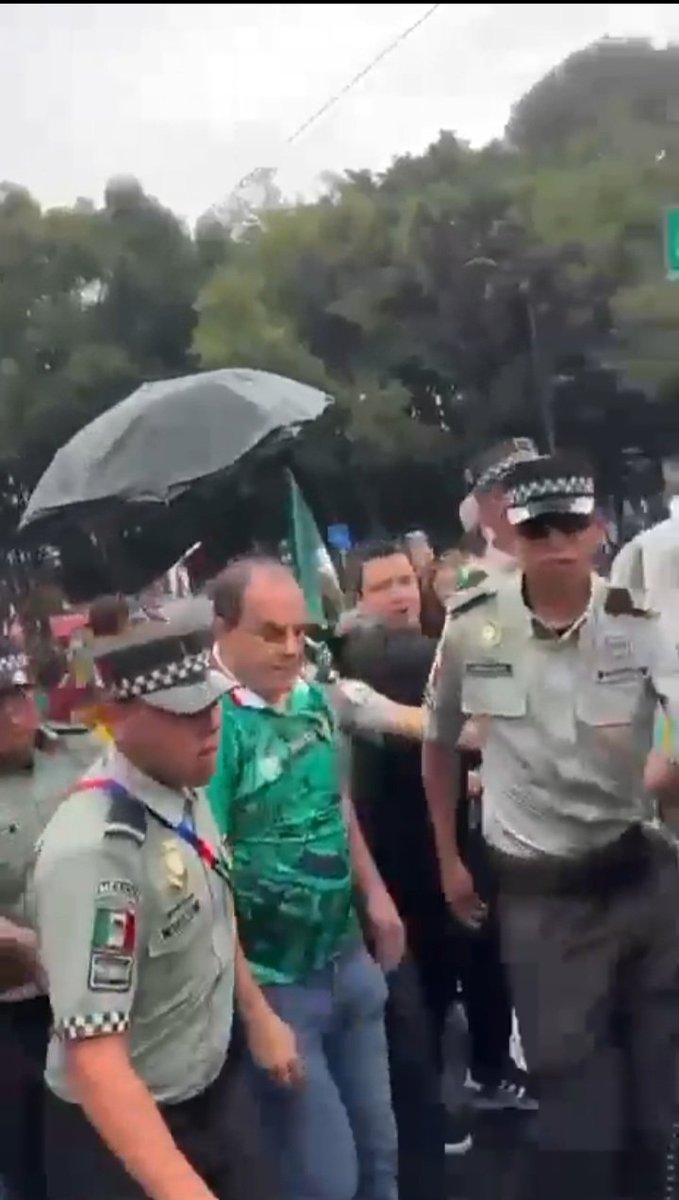 noticiasredmx's tweet photo. Mientras a Cuauhtémoc Blanco lo cuida la guardia nacional hasta en un partido de fútbol

A la diputada @PaolaGarateV le dicen que "ahí avise cuando sienta que está en peligro"

Esto después de que dejaran una corona en las puertas de un domicilio familiar

#SomosRedd https://t.co/nCzsjhLFYA