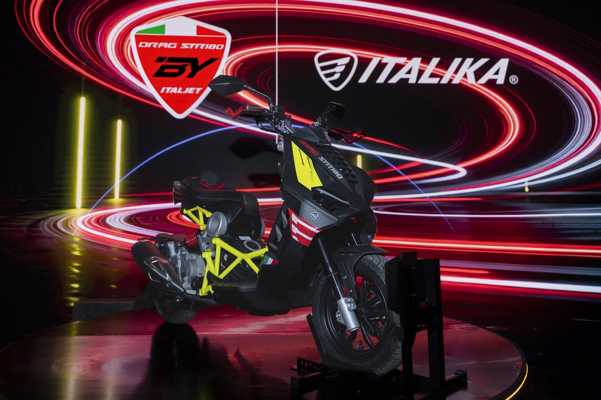 ItalikaOficial's tweet photo. La nueva #ITALIKA #DragSTR180 combina una estética vanguardista con componentes premium que elevan la experiencia de manejo.
Una motoneta excepcional creada para quienes buscan algo diferente en cada trayecto.
Sí, no es para todos.
#ElMotorDeTuVida #ITK #MoviendoLasCalles https://t.co/zBkAiBW9bT