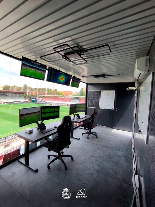 GradaBpro's tweet photo. Lo que el @UBConquense, estando en 2RFEF, vaya a montar un nuevo Centro de Control Tecnológico, equipado con 4 cámaras inteligentes de seguimiento mediante Inteligencia Artificial que permitirá mejorar el análisis deportivo, la generación de contenidos audiovisuales, la retransmisión de partidos y el seguimiento de los jugadores, me parece de locos.