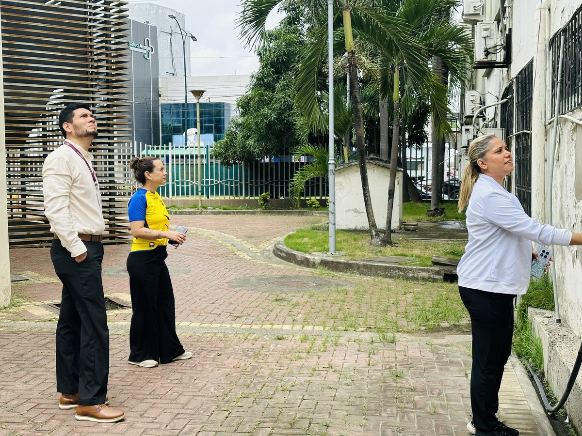 HospitalVerdi's tweet photo. #ElNuevoEcuador | Prevenir riesgos es proteger a quienes nos cuidan ☢️🏥⚠️

👨🏻‍💼 Directivos del @HospitalVerdi, junto al equipo de la Unidad de Seguridad y Salud Ocupacional, realizaron un recorrido de supervisión por las instalaciones hospitalarias con el objetivo de 1/2 https://t.co/9IMOEDQaCf