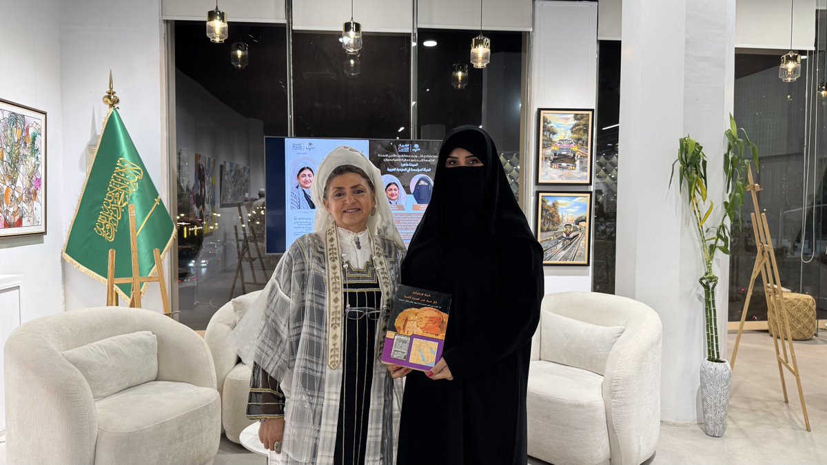 Hatoon_Alfassi's tweet photo. سعدت كثيراً باستضافة أ.د. أمل التميمي الكريمة لي في #نادي_النوى لتقديم جلسة بعنوان: السيدة هاجر: المرأة المؤسسة في السردية العربية. أمس في غاليري #وهج_اللون للفنون

 مع #الشريك_الأدبي⁩

وشكراً لكل من حضر
 
@alnniw
@abuhamad1 https://t.co/aMShSLpIx5