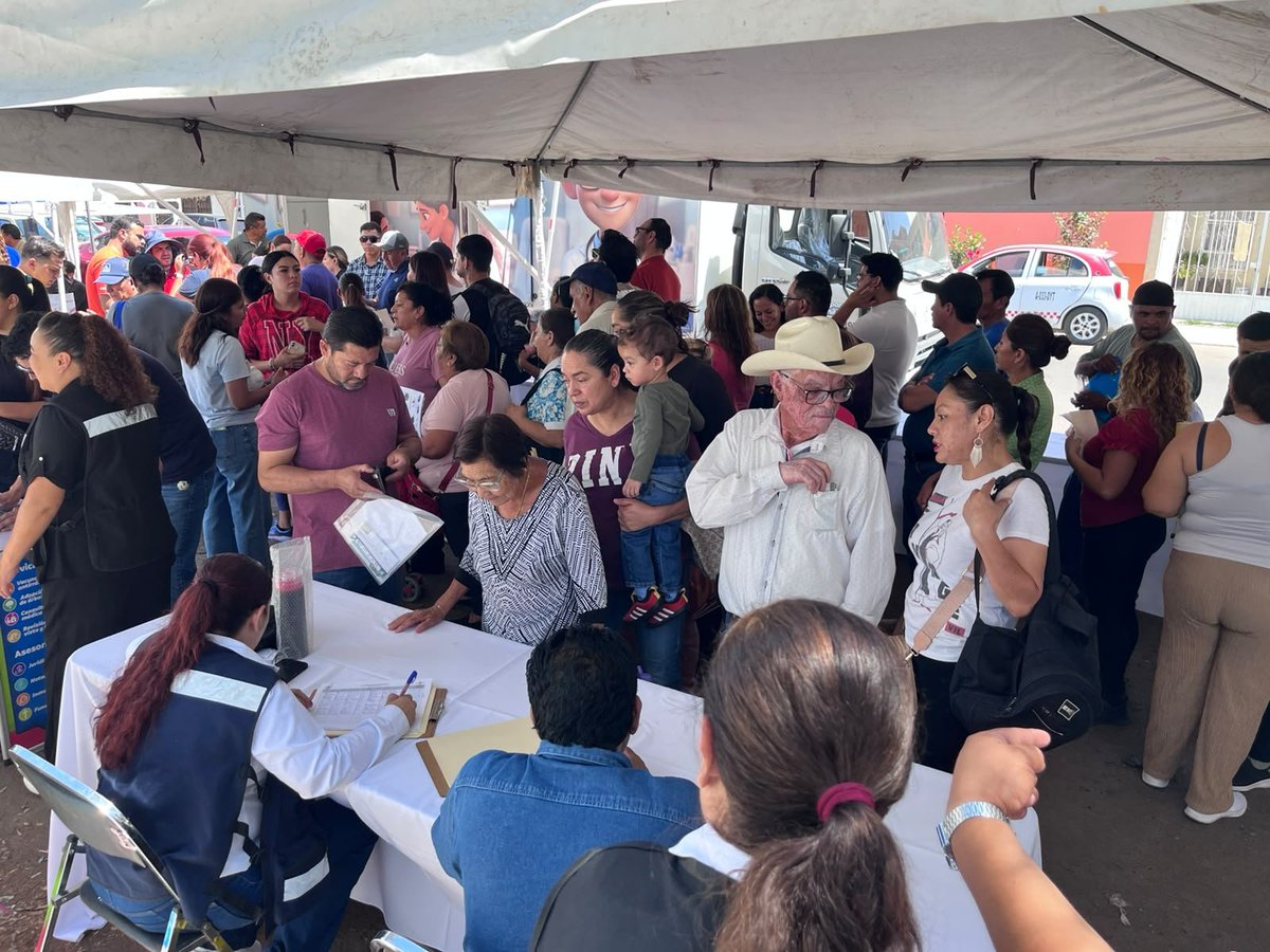 DSocial_Dgo's tweet photo. 🚐✨ La Caravana 360 no se detiene, y esta semana no fue la excepción.

Llegamos a la División del Norte para acercar servicios, apoyos y beneficios a más familias duranguenses, reafirmando nuestro compromiso de trabajar en territorio y cerca de la gente. 🤝

#EsteEsElCamino https://t.co/RLwXYxTsTt