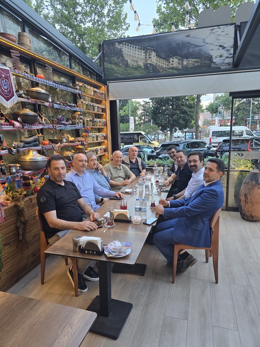 ahmetsimsirgil's tweet photo. Dostlarla sohbetin tadı bir başka güzel... https://t.co/R0p5g03PXi