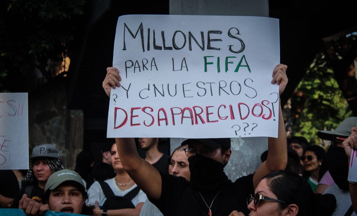 APJalisco's tweet photo. Gracias a quienes se sumaron a este llamado que hace eco de las protestas en todo el país para exigir atención y recursos a las problemáticas que nos atraviesan más allá de un mundial de fútbol.

Nuestra lucha es por la defensa de la vida. Sumense a la asamblea 
#mundial2026 https://t.co/Apfzi5XGUT