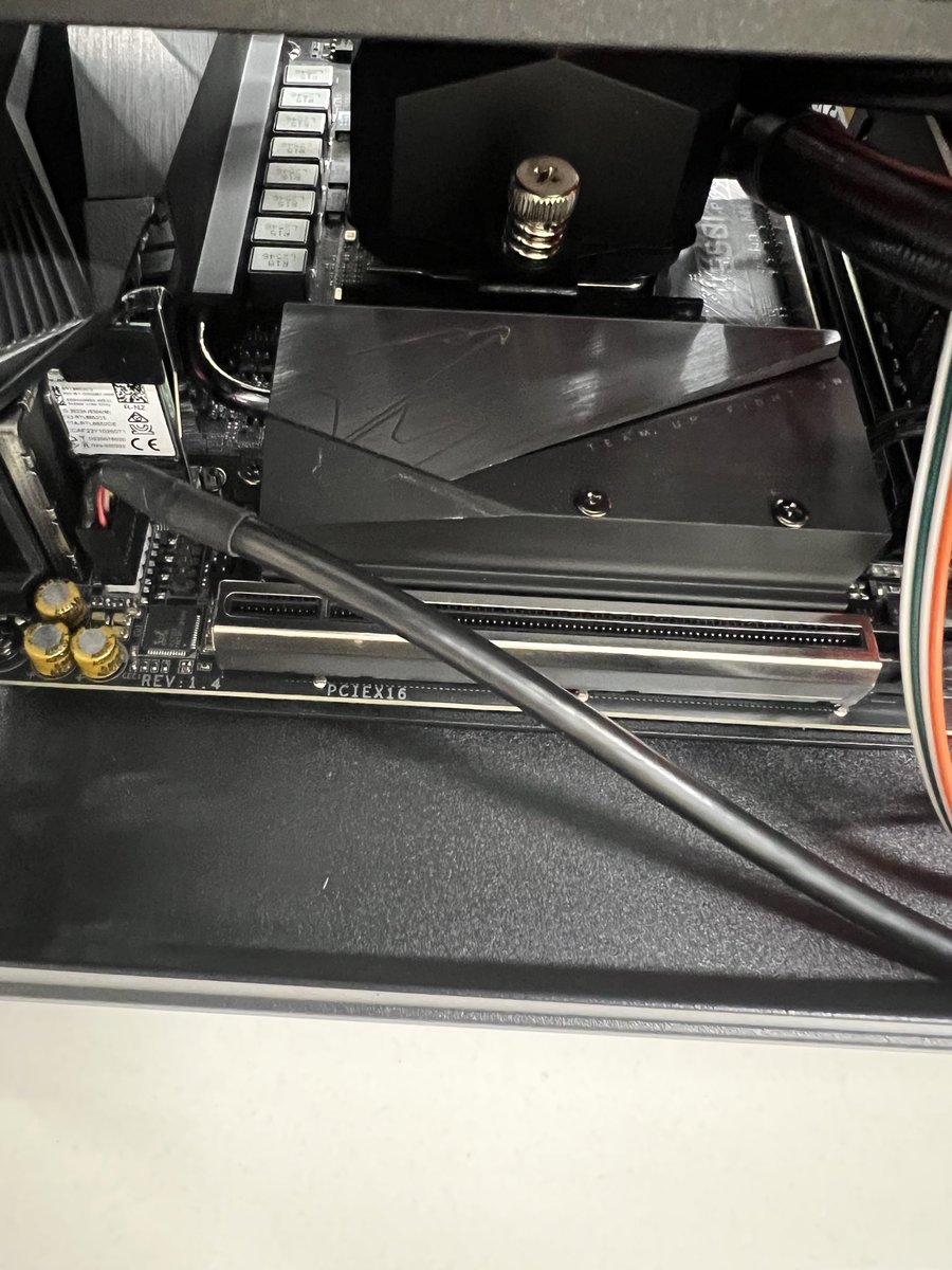 SDocgun's tweet photo. Já que não tô tendo tempo para brincar nos PCs de casa montei um mini ITX básico para controle de qualidade na empresa.
Mini ITX só tem uma vantagem, ser pequeno, mas de resto é só dor de cabeça🤮 NUNCA montaria um para o meu uso 🤬🤬🤬 https://t.co/jhUZsIwvVG