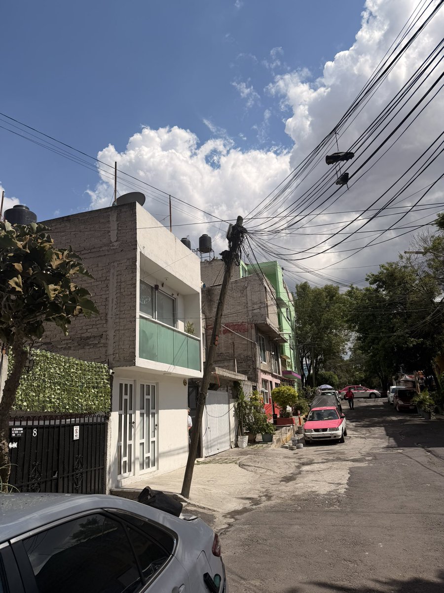 cenjl's tweet photo. @CFEmx @CFE_Contigo @Telmex @TELMEXSoluciona @Alcaldia_Coy  Poste a punto de caer, se ubica en Cda. San Bernardino esquina con San Felipe, en Pedregal de Santa Úrsula, Coyoacán. De su apoyo para su atención lo más pronto posible, por favor. https://t.co/m9Wu9GNUtT