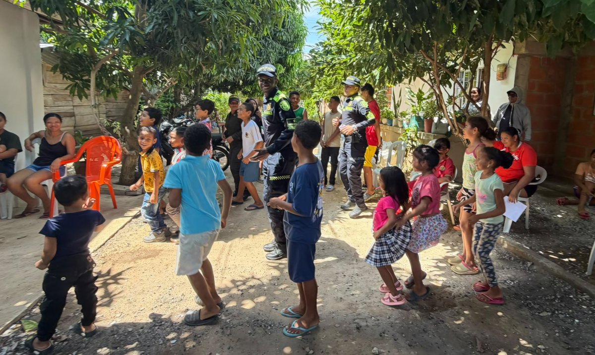 PoliciaDECOR's tweet photo. 📍#PlanetaRica | Con nuestras unidades de @ProteccionPonal a la Infancia y Adolescencia, nos sumamos a la conmemoración del "Día Internacional contra el Trabajo Infantil" en esta subregión del San Jorge cordobés, junto a la Comisaría de Familia y el @ICBFColombia.

Con actividades lúdicas, recreativas, entrega de refrigerios, regalos y un almuerzo comunitario, se beneficiaron 90 niños, niñas y adolescentes, promoviendo el mensaje: "La niñez no trabaja, sueña". #S2D @PoliciaColombia 

¡Yo protejo la niñez!