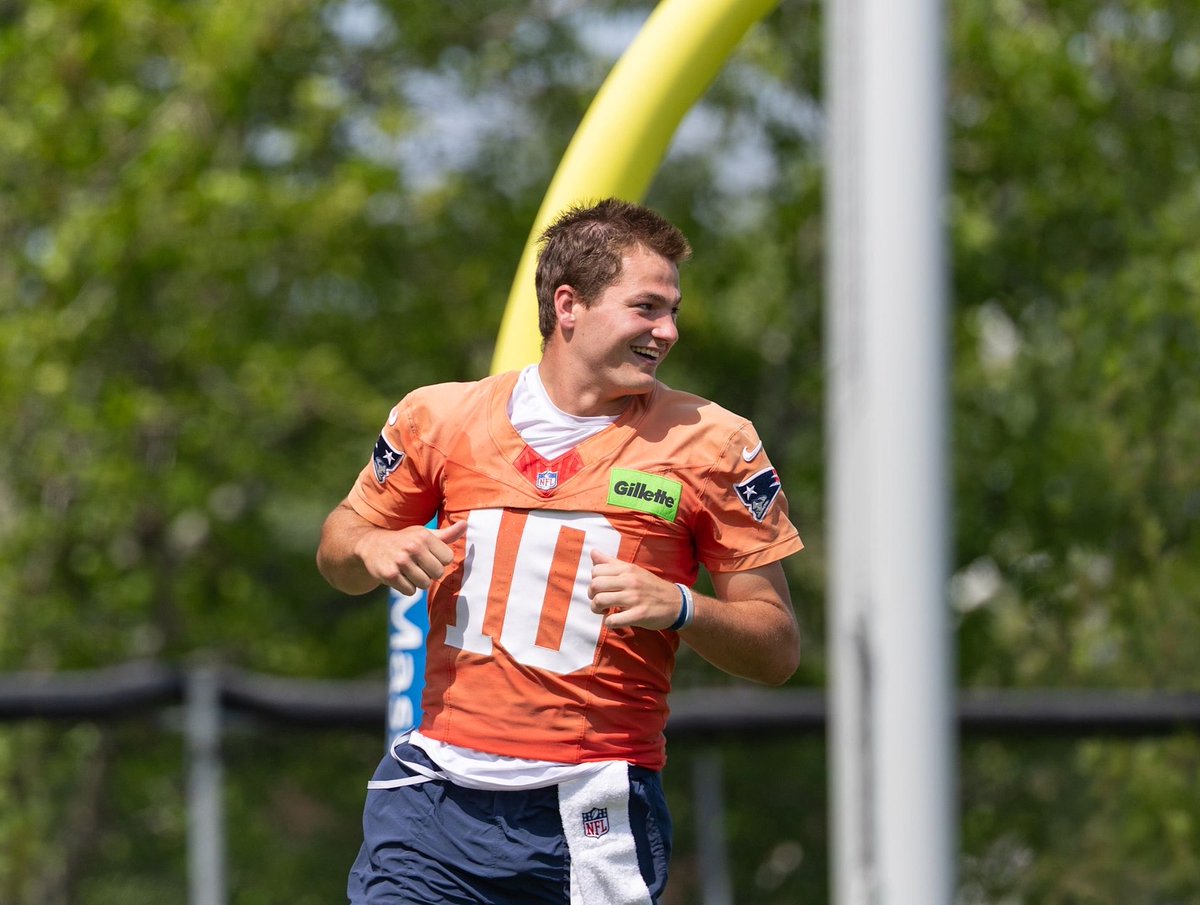 LosTalksPats's tweet photo. The vibes heading into the break are immaculate… the #Patriots are going to hit the ground running come training camp 🤩

(📸 @Patriots) https://t.co/1VgT0Wvq4s