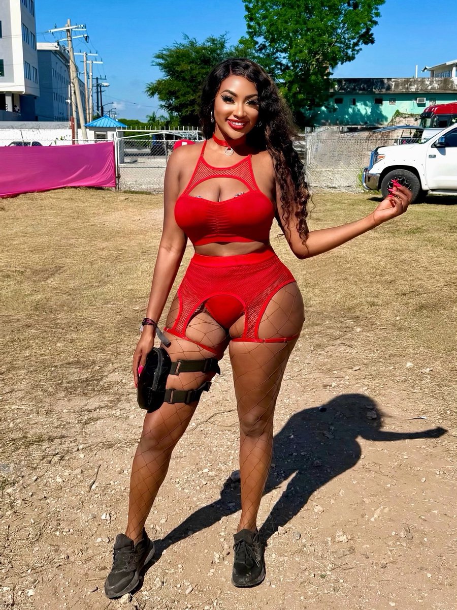 EdwynaJessyca's tweet photo. Before: Ready for my first J’ouvert🥳

After: Officially initiated into the bacchanal🇯🇲🎉❤️

immortalsjouvert ✨ 
 
@GenXperience https://t.co/NcoyIy6oaE