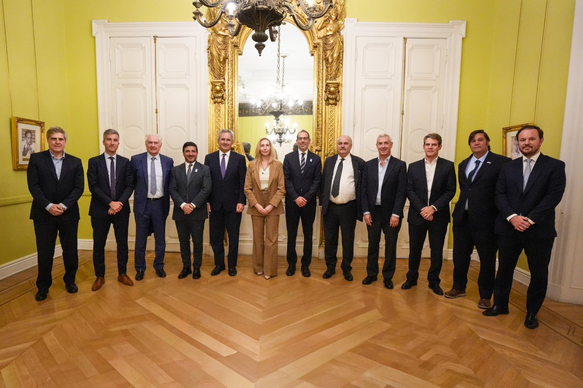 PromocionARG's tweet photo. La Semana de la Carne Argentina en Estados Unidos, impulsada por PromArgentina y la Secretaría General de la Presidencia, logró un resultado histórico: más de 11.000 toneladas exportadas en un solo mes, el equivalente a todo lo exportado durante los primeros ocho meses de 2025. Un hito que confirma que la promoción comercial internacional abre mercados, genera negocios y potencia las exportaciones argentinas.

De ese éxito nace #ArgentinaB2BWeek: semanas de promoción comercial diseñadas para replicar este modelo en sectores estratégicos, conectando empresas argentinas con compradores internacionales a través de inteligencia comercial, encuentros exclusivos y rondas de negocios en el exterior. 
Más mercados, más oportunidades y más Argentina en el mundo.