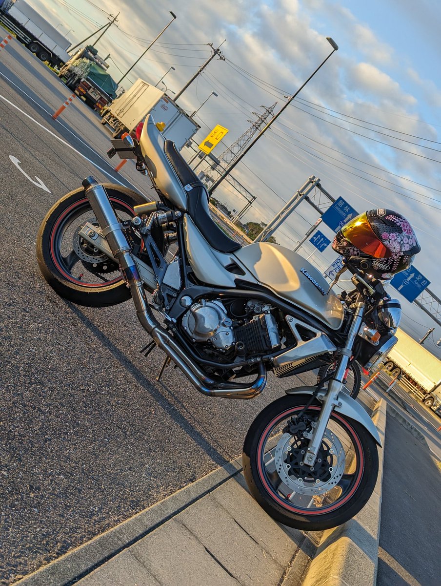 BALIUS_Silver's tweet photo. #一目で身バレするバイク
バイクっていうか、ヘルメットでバレました(一度だけw) https://t.co/aaZhIqn1uc