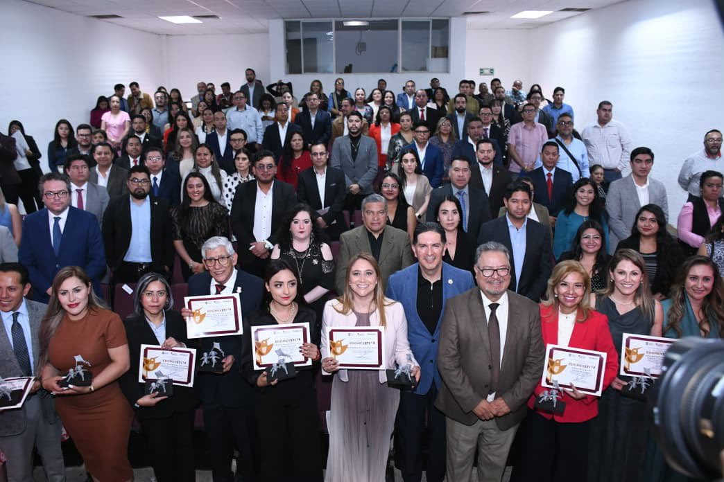 Anaamunizneyra's tweet photo. En el marco del Día Mundial Contra el #TrabajoInfantil, les comparto que por quinto año consecutivo el @SanMateoAGob y el @DIFSMA fueron reconocidos con el Distintivo #EDOMEXSTI que otorga la Secretaría del @TrabajoEdomex y la @OITMexico, gracias a las buenas prácticas implementadas en favor de la protección de niñas, niños y adolescentes.

A lo largo de estos cinco años:

1. Incorporamos la perspectiva de infancia en el Plan de Desarrollo Municipal, el Presupuesto de Egresos y el Bando Municipal.

2. Instalamos el Comité Municipal para Erradicar el Trabajo Infantil, fortaleciendo la coordinación interinstitucional.

3. Implementamos acciones de detección, atención y acompañamiento de casos en espacios públicos para proteger a niñas, niños y adolescentes.

4. Fortalecimos la Procuraduría de Protección con atención jurídica, psicológica y social, logrando la restitución de derechos y la reincorporación al sistema educativo de niñas, niños y adolescentes que habían abandonado sus estudios.

5. Impulsamos campañas permanentes de sensibilización, cultura de denuncia y la Jornada de Reflexión para prevenir y erradicar esta problemática.

Este reconocimiento refrenda nuestro compromiso de seguir construyendo un municipio donde la niñez crezca con derechos, oportunidades y un futuro libre de trabajo infantil.