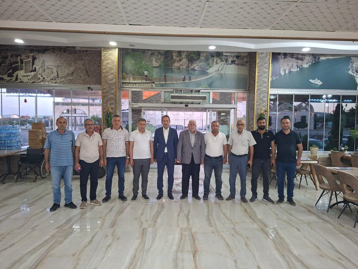 urfa_esob's tweet photo. Şanlıurfa Galericiler Sitesi Toplu İşyeri Yapı Kooperatifi Başkanı Sayın Osman Karageçili ve yönetim kurulu üyeleriyle bir araya gelerek sektörümüzün mevcut durumu, geleceğe yönelik hedefleri ve esnafımızın beklentileri üzerine kapsamlı değerlendirmelerde bulunduk.

Güçlü bir esnaf teşkilatının; planlı sanayi alanları, modern iş yerleri, dijital dönüşüm, finansmana erişim ve kurumsal yapılanma ile mümkün olduğuna inanıyoruz. Bu anlayışla galerici esnafımızın talep ve önerilerini dinleyerek, Şanlıurfa’nın ticari potansiyelini daha ileriye taşıyacak projeler üzerine istişarelerde bulunduk.

Hedefimiz; sadece bugünün sorunlarını çözmek değil, yarının güçlü esnafını inşa etmektir. Birlik, dayanışma ve ortak akıl ile Şanlıurfa esnafını Türkiye’nin örnek teşkilatları arasına taşımakta kararlıyız.

Nazik ev sahiplikleri ve değerli katkıları dolayısıyla Sayın;Bakanımız Osman Karageçili’ye ve yönetim kuruluna teşekkür ediyorum.

ŞESOB BAŞKANI İSMAİL KARACABEY

@ikaracabey2 
@Osmankaragecil1 
@hasankaragecili 
@halilkaragecil